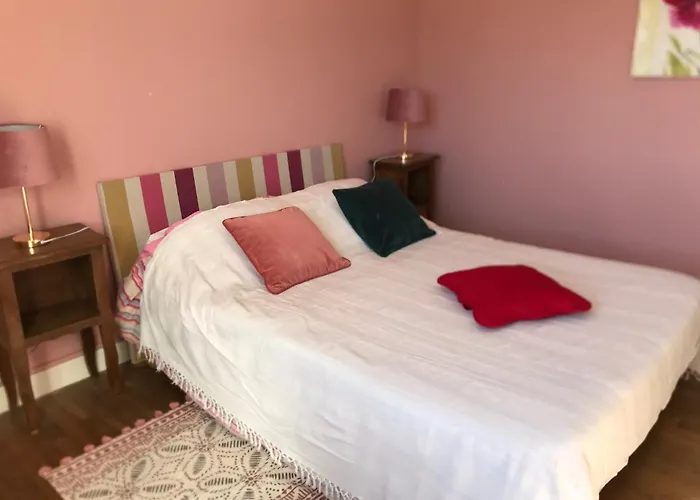 De Chavagnac Saint-Cyr-Les-Champagnes