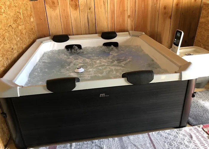 De Chavagnac Saint-Cyr-Les-Champagnes